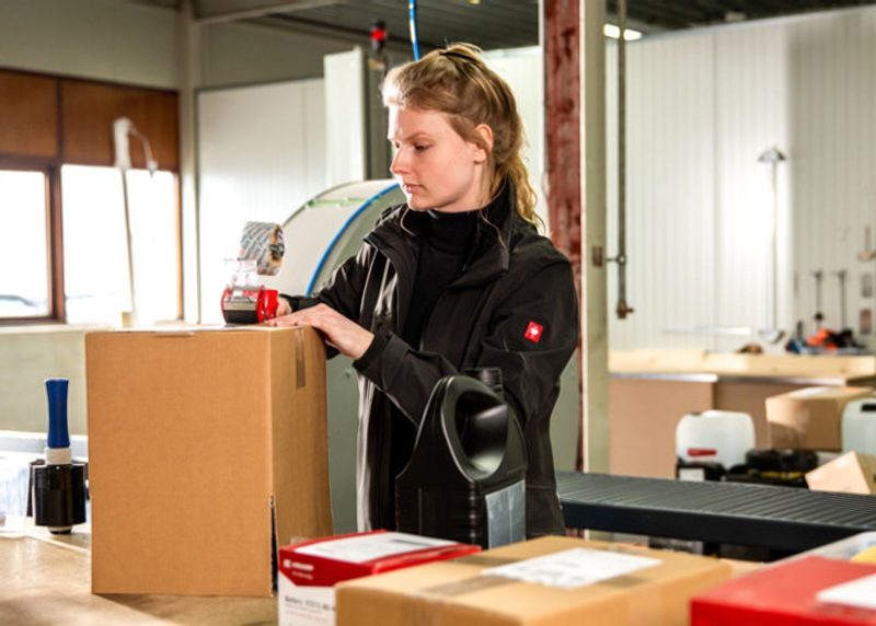 Collega plakt een doos dicht